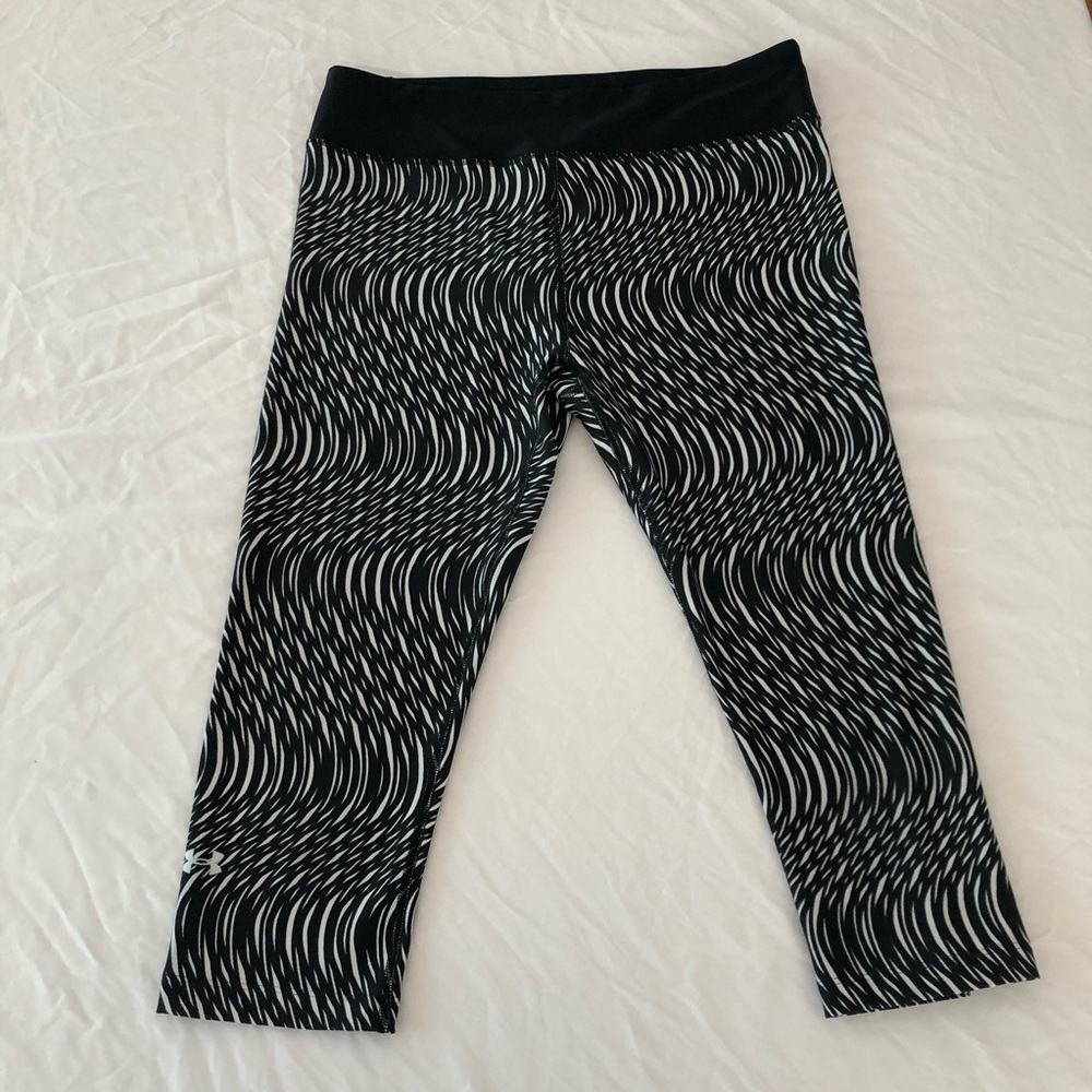 3/$15 Womens Under Armour L Heat Gear Compression 3/4 tight black white pattern